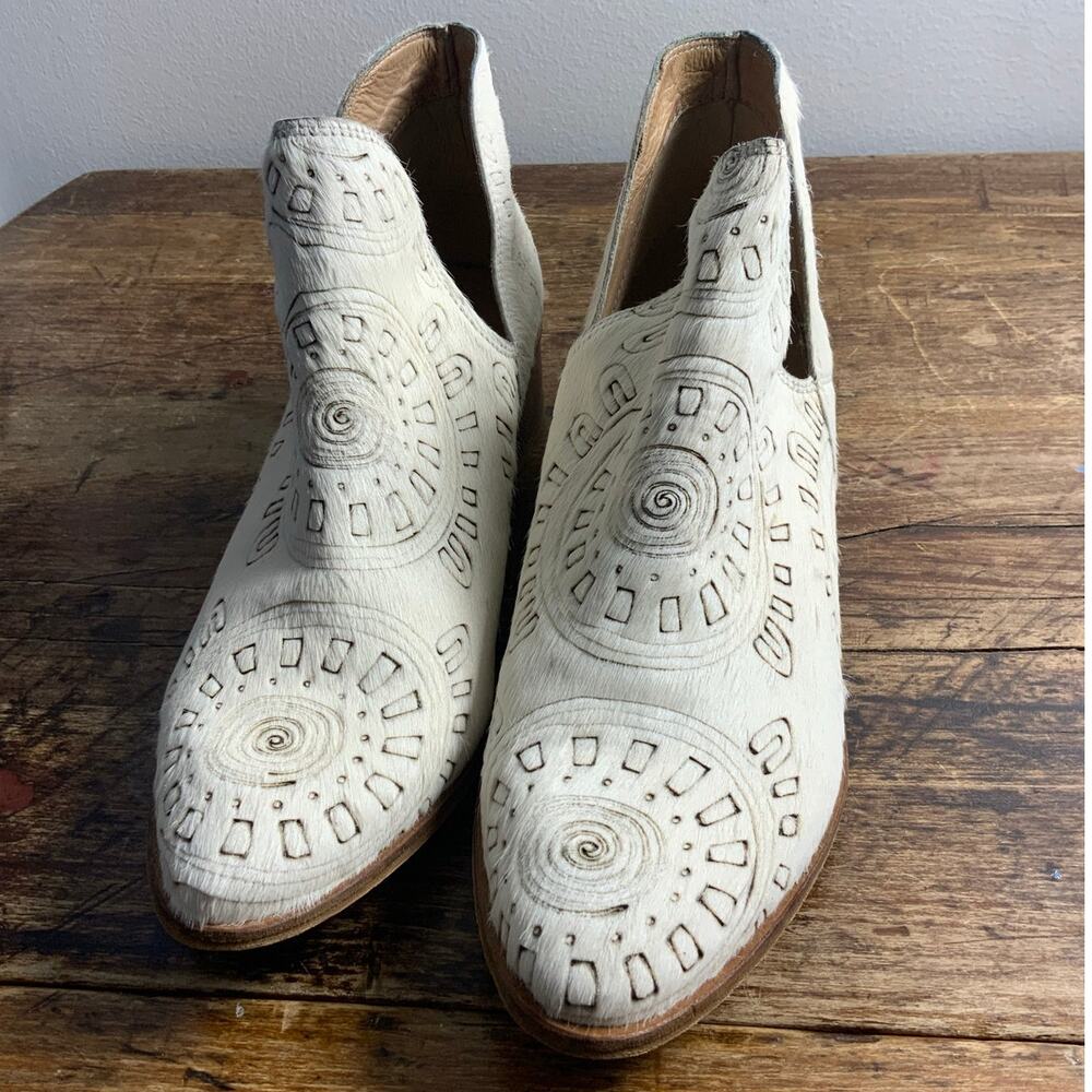Kaanas Ivory Ankle Boots with Brown Detailing - Picture 2 of 7